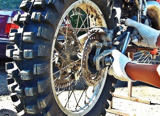 Как поменять колесо: подробнейшая инструкция