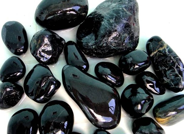 Гагат, или черный янтарь.