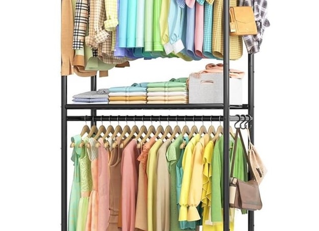 Как поместить на вешалки в шкафу больше вещей