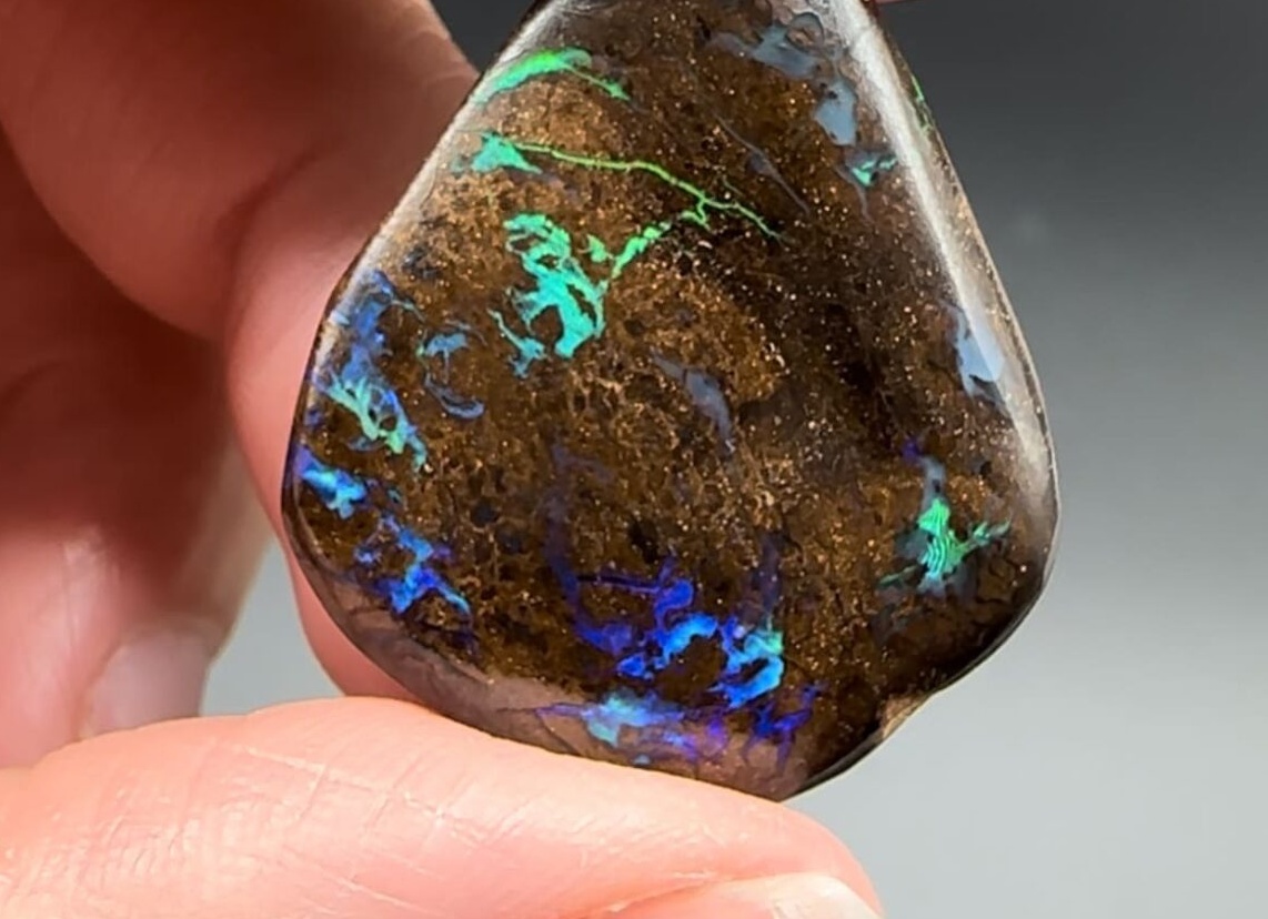 Валунный и матричный опал.