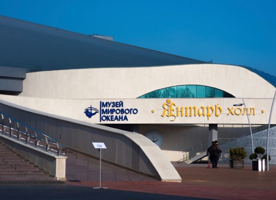 Инклюзы с динозаврами.