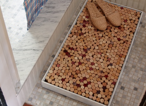 Душевой коврик из винных пробок